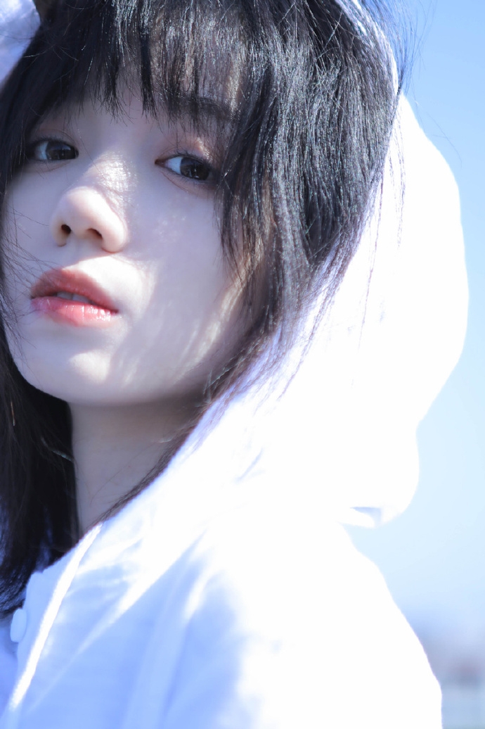 日本艺术摄影冷白皮美少女细腿裸照片