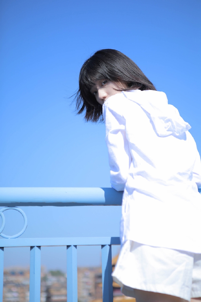 日本艺术摄影冷白皮美少女细腿裸照片