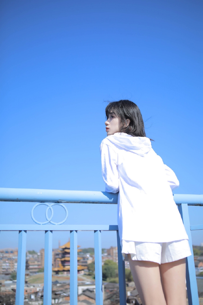 日本艺术摄影冷白皮美少女细腿裸照片