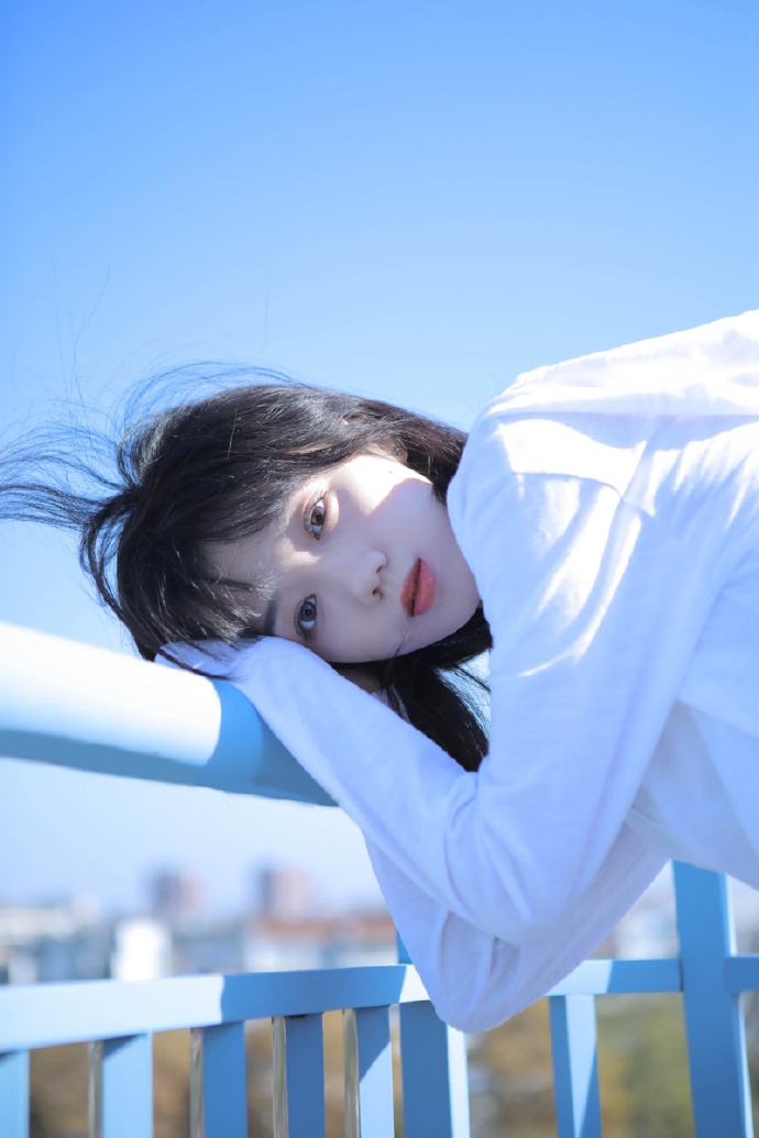 日本艺术摄影冷白皮美少女细腿裸照片