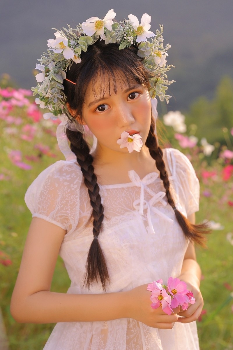 花环少女蕾丝白裙唯美动人写真