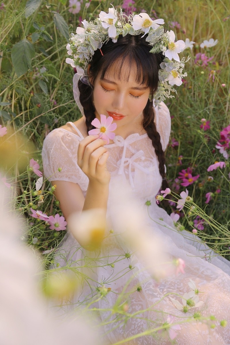 花环少女蕾丝白裙唯美动人写真