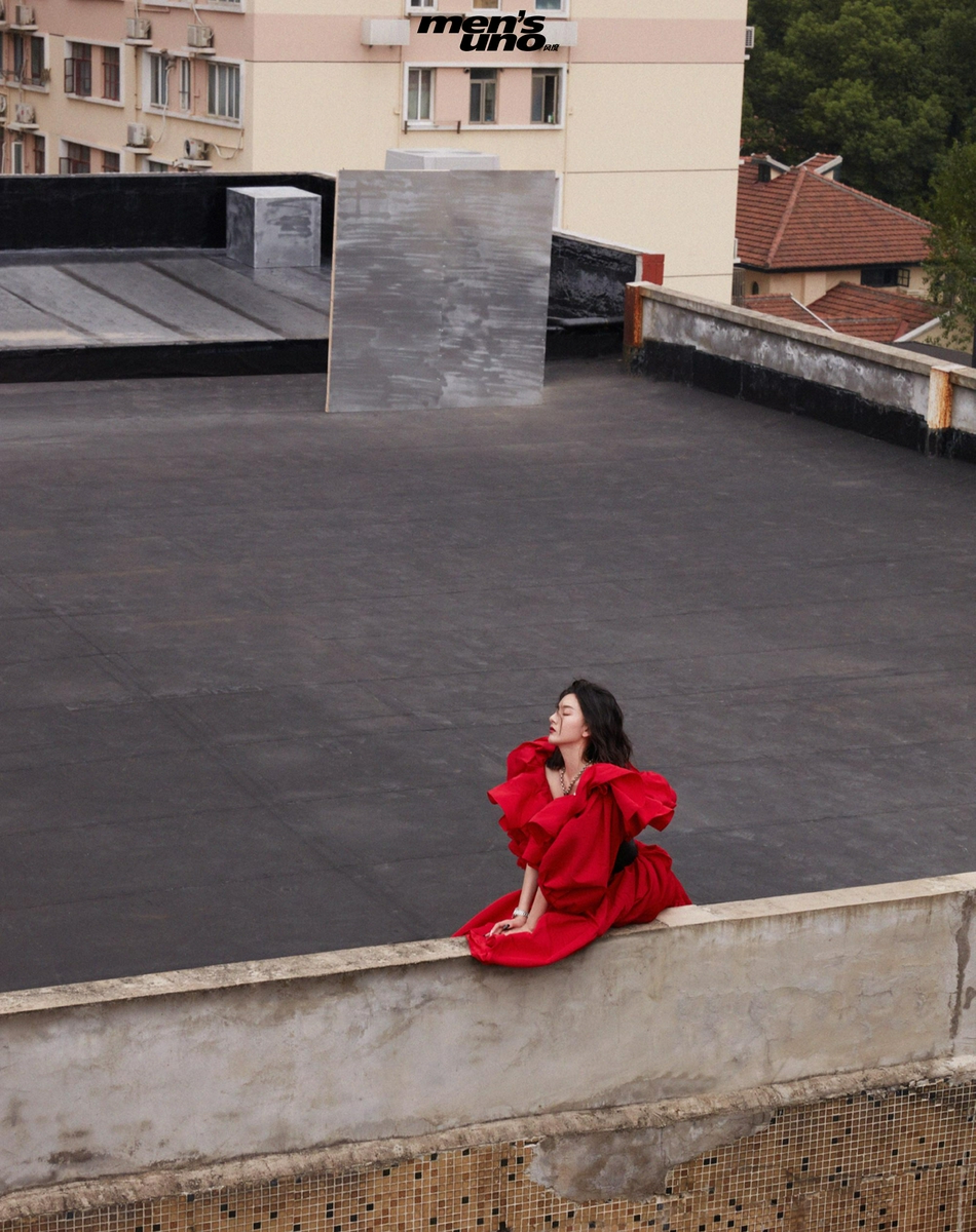 宋祖儿红唇卷发演绎冬日时尚写真