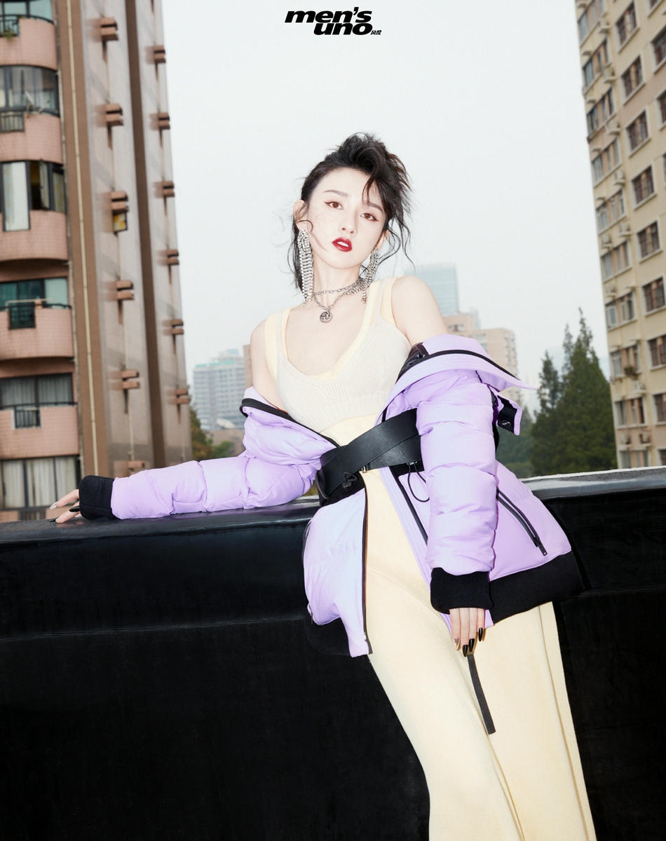 宋祖儿红唇卷发演绎冬日时尚写真