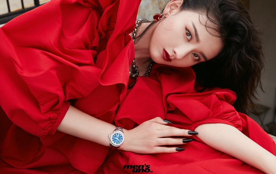 宋祖儿红唇卷发演绎冬日时尚写真