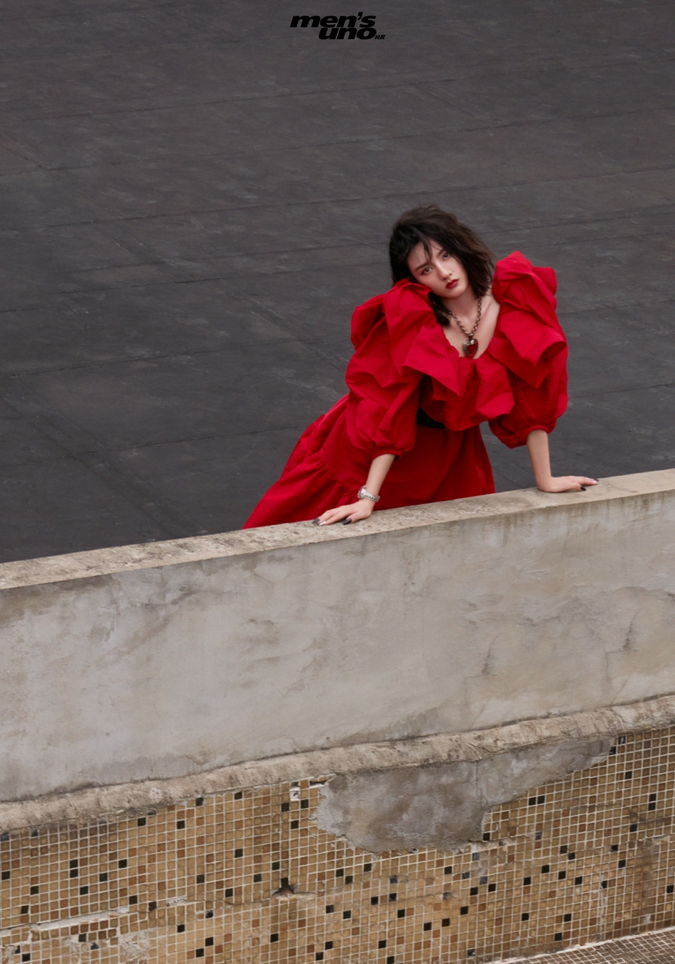 宋祖儿红唇卷发演绎冬日时尚写真