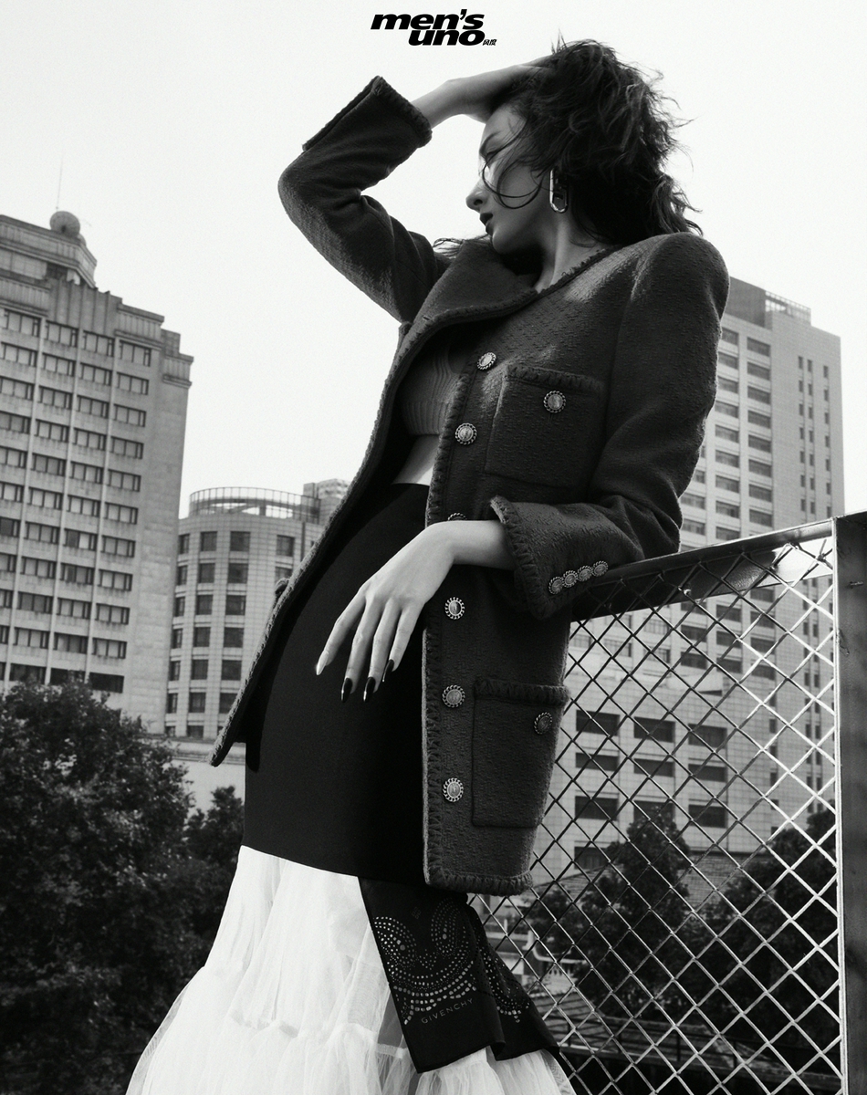 宋祖儿红唇卷发演绎冬日时尚写真