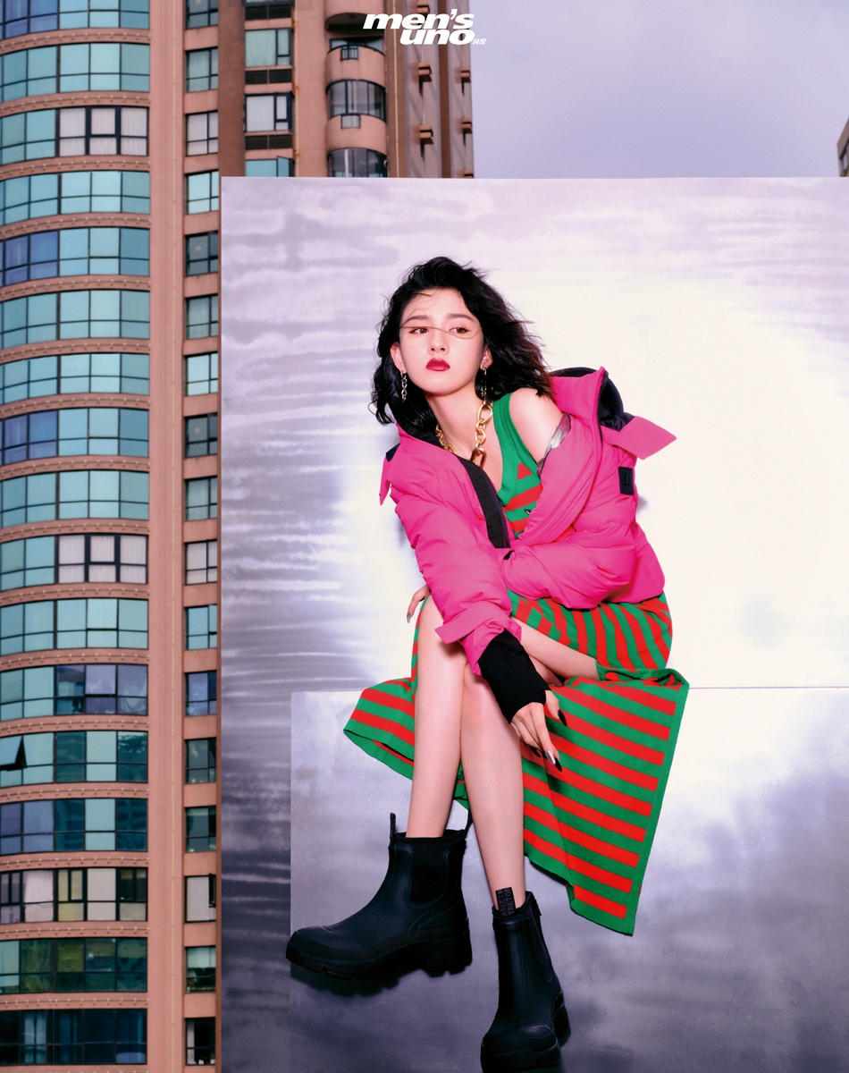 宋祖儿红唇卷发演绎冬日时尚写真