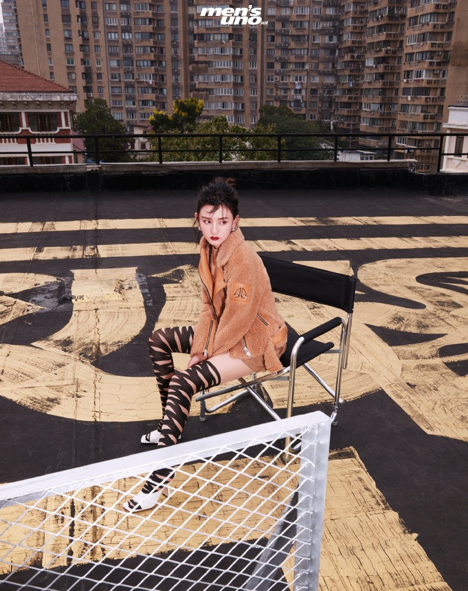 宋祖儿红唇卷发演绎冬日时尚写真