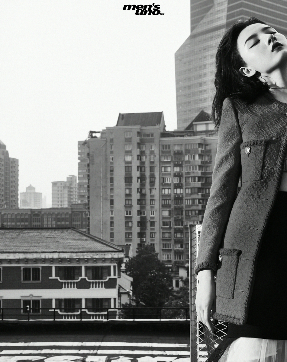 宋祖儿红唇卷发演绎冬日时尚写真