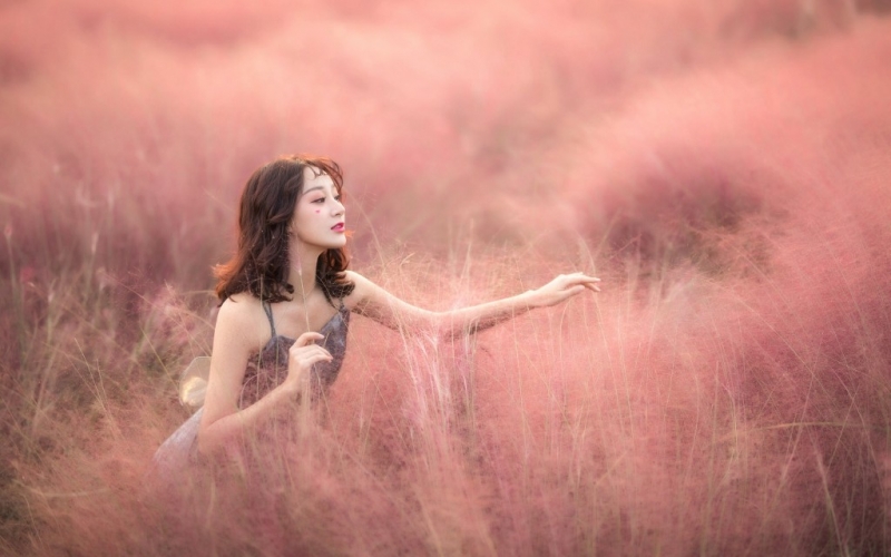 花丛中的性感少女香肩美背套图