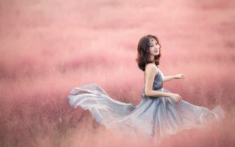 花丛中的性感少女香肩美背套图