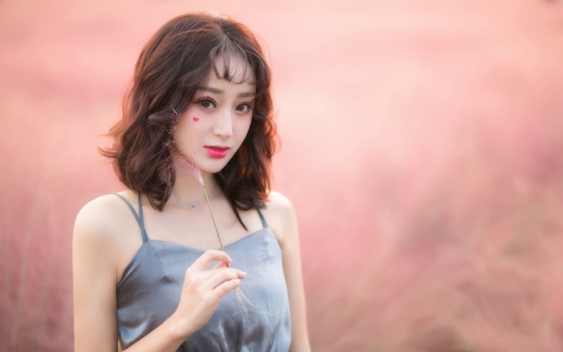 花丛中的性感少女香肩美背套图