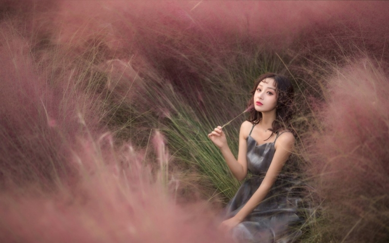 花丛中的性感少女香肩美背套图