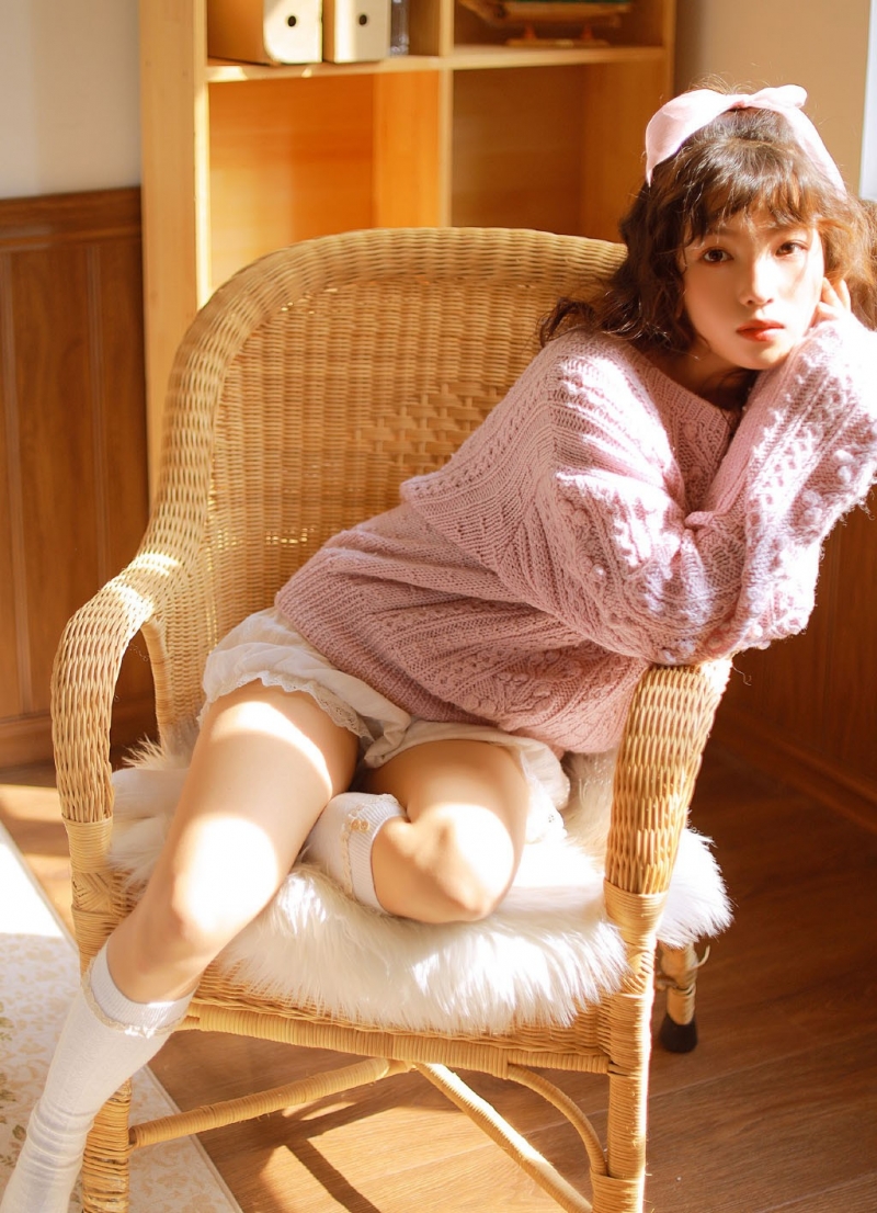 阳光下的卷发美眉白丝美腿图片