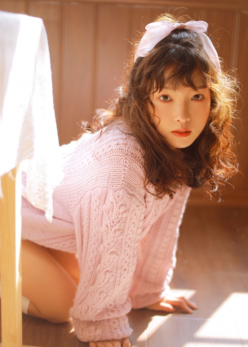 阳光下的卷发美眉白丝美腿图片