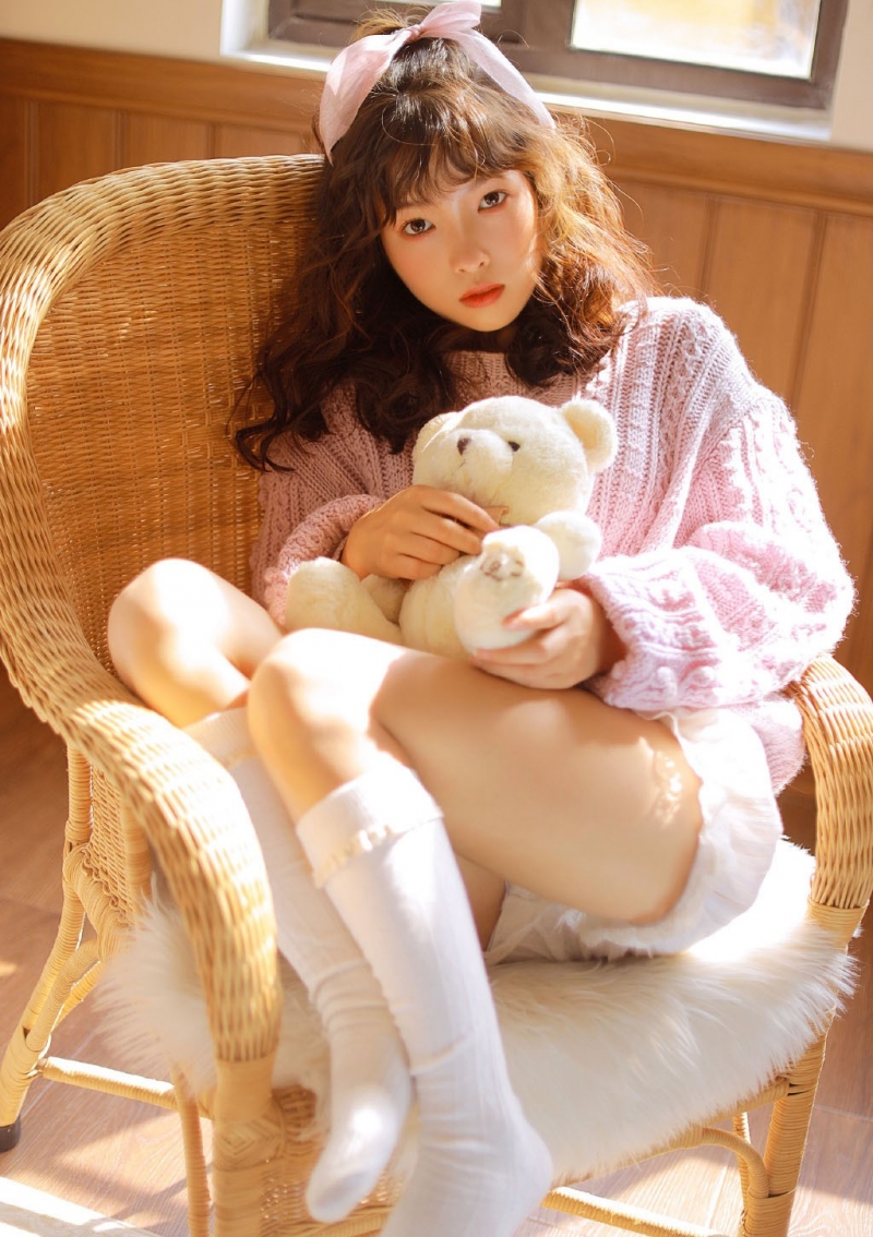 阳光下的卷发美眉白丝美腿图片