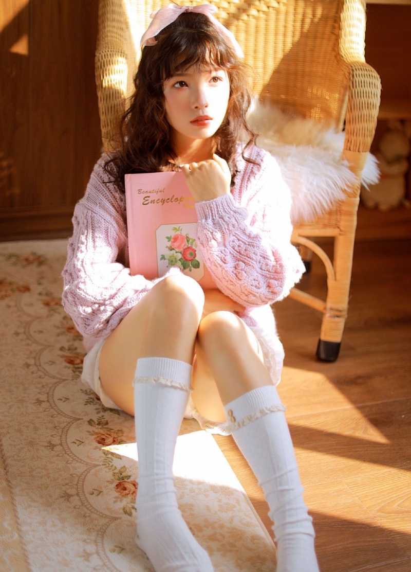 阳光下的卷发美眉白丝美腿图片