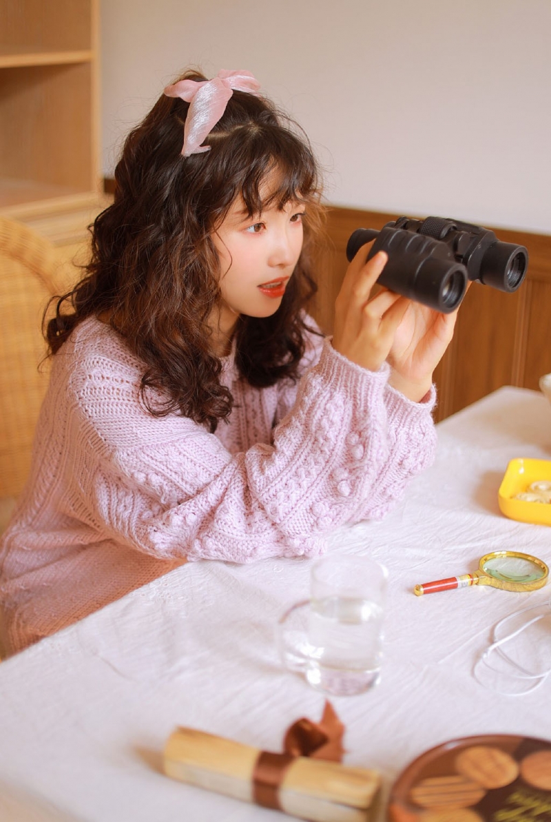 阳光下的卷发美眉白丝美腿图片