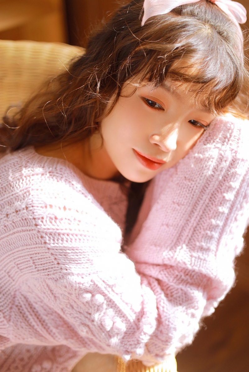 阳光下的卷发美眉白丝美腿图片