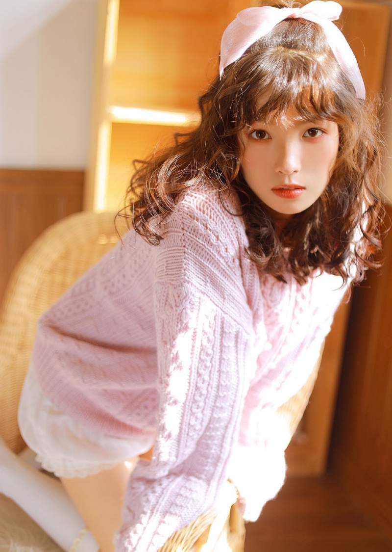 阳光下的卷发美眉白丝美腿图片