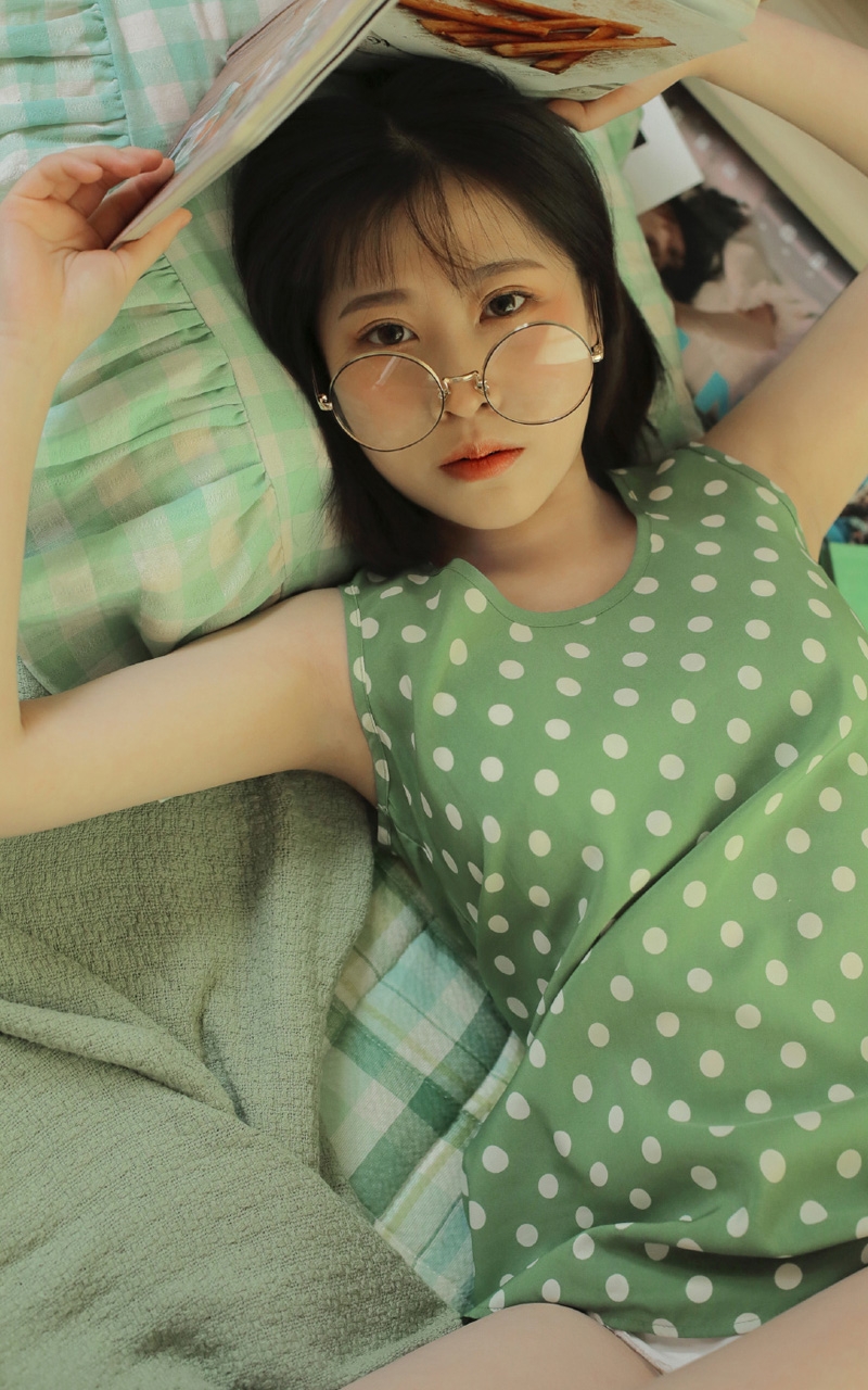 短发美女背心短裤室内个人写真