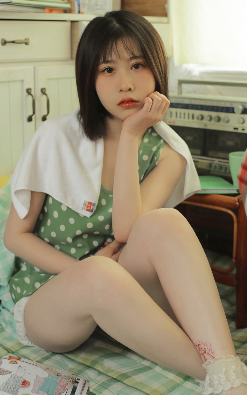 短发美女背心短裤室内个人写真