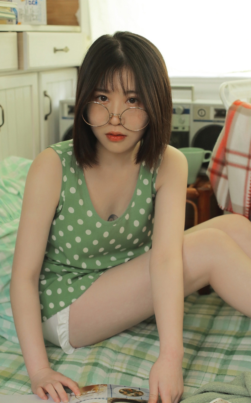 短发美女背心短裤室内个人写真