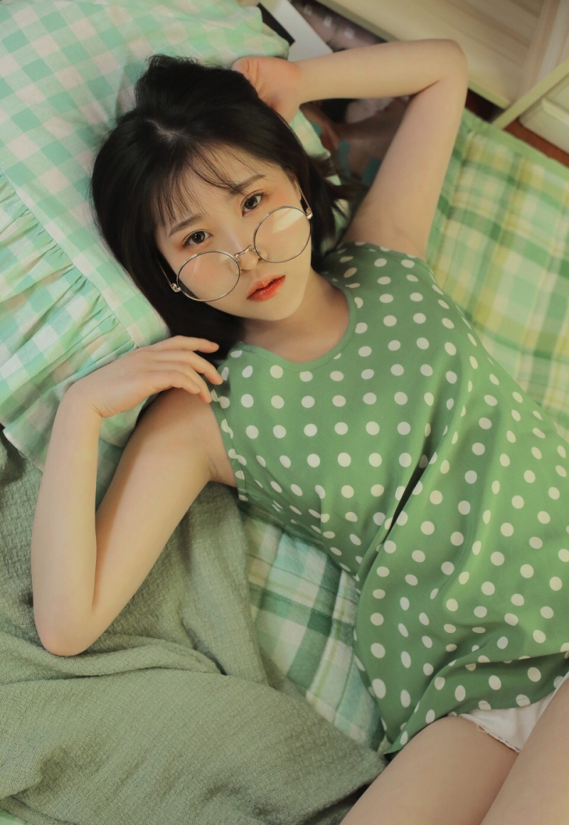 短发美女背心短裤室内个人写真