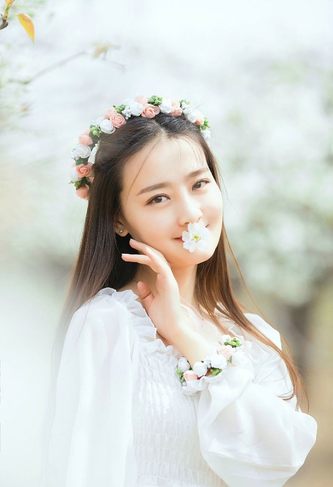 长发美女樱花树下唯美动人写真