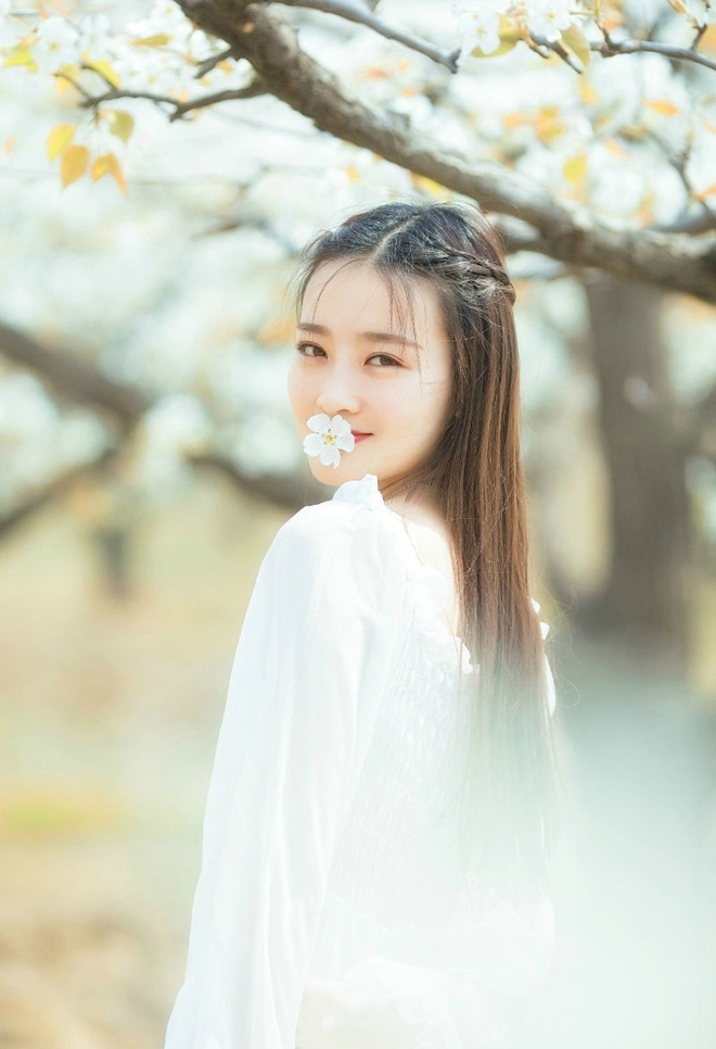 长发美女樱花树下唯美动人写真