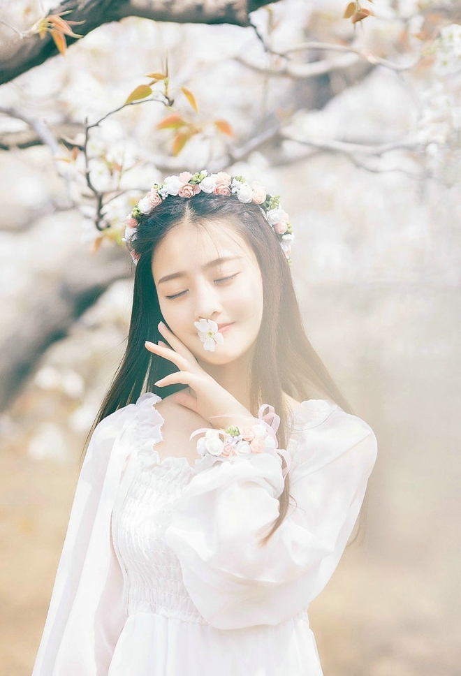 长发美女樱花树下唯美动人写真