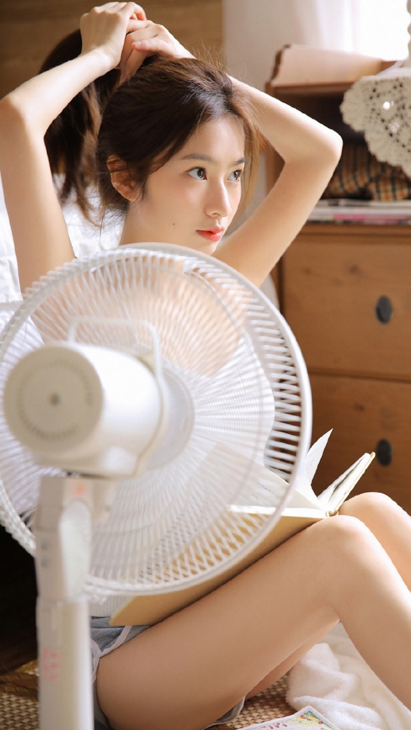 性感少女吊带热裤香肩美腿美图