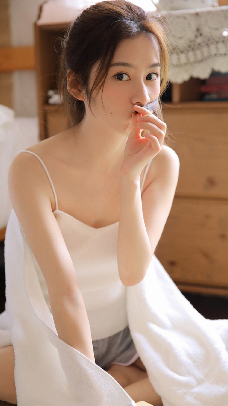 性感少女吊带热裤香肩美腿美图