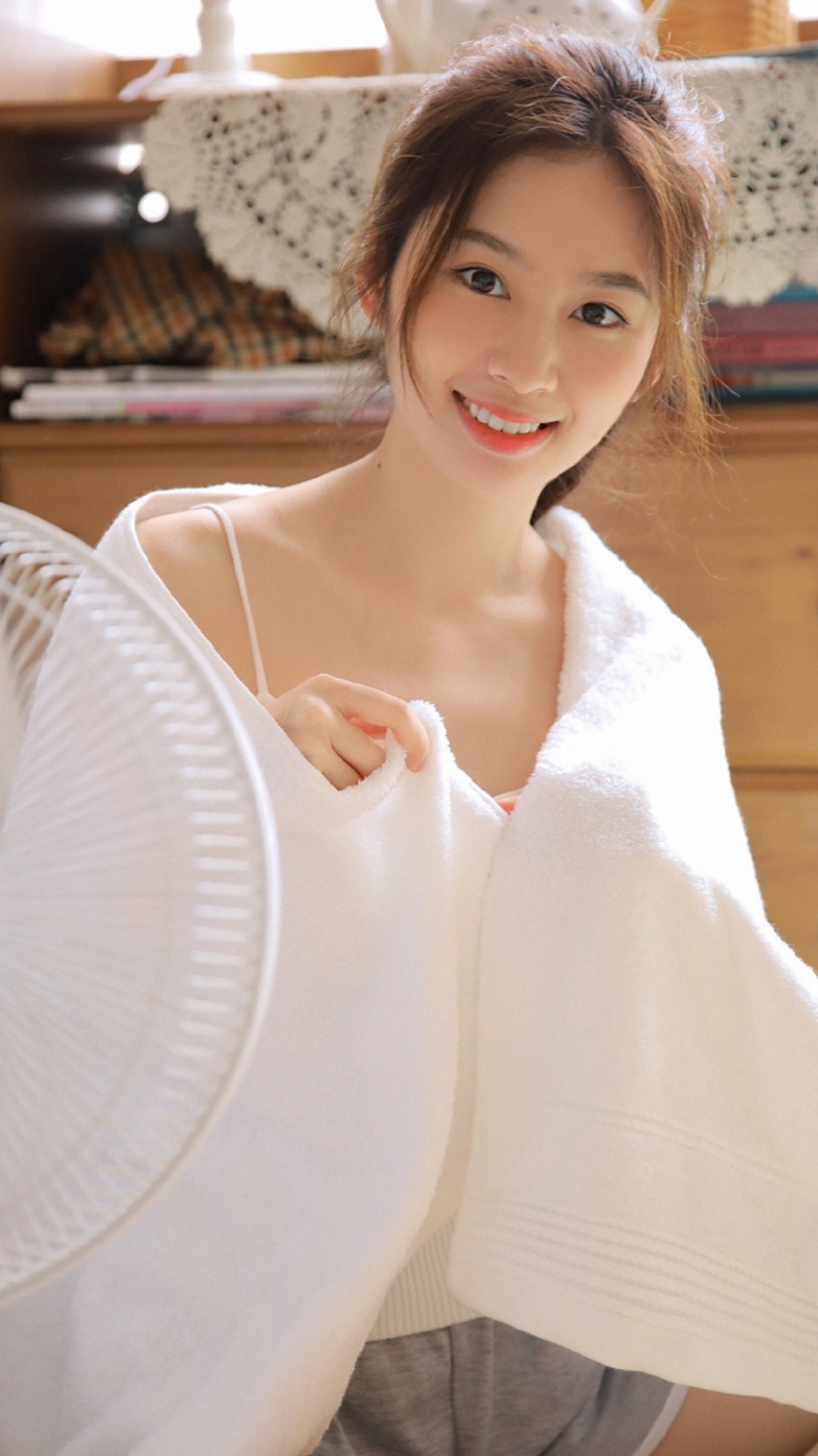 性感少女吊带热裤香肩美腿美图