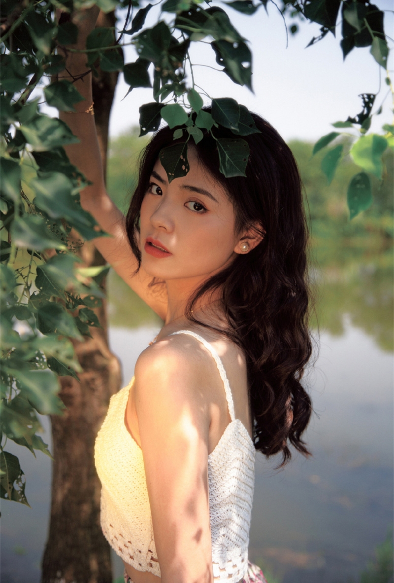 美女尤物低胸吊带性感撩人辣图