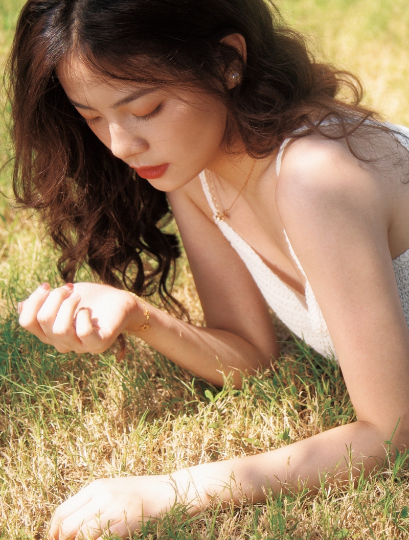 美女尤物低胸吊带性感撩人辣图