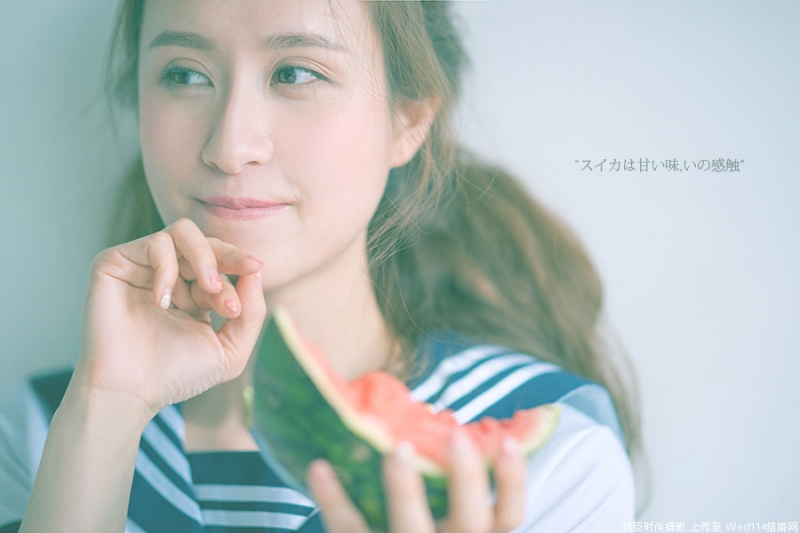 吃西瓜的制服美女黑丝美腿图片