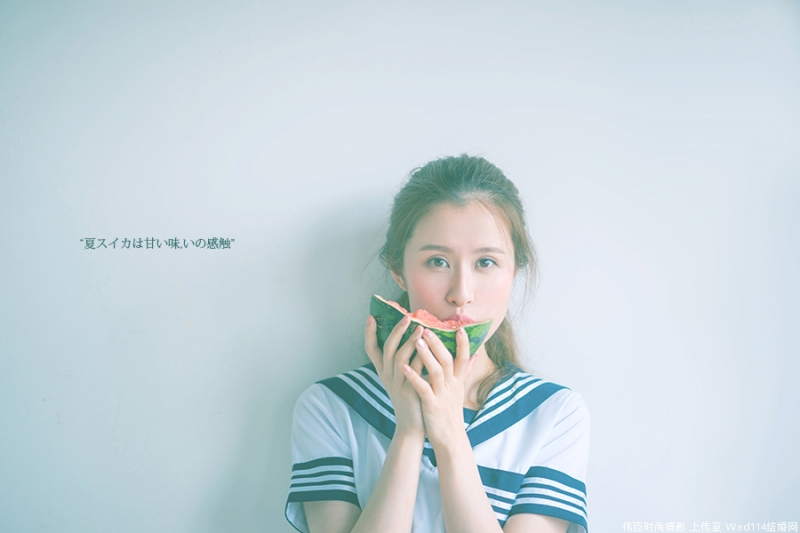 吃西瓜的制服美女黑丝美腿图片