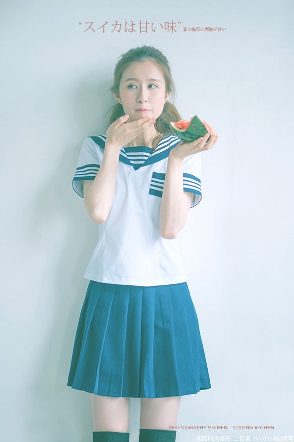 吃西瓜的制服美女黑丝美腿图片