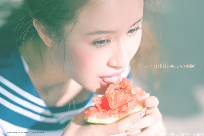 吃西瓜的制服美女黑丝美腿图片