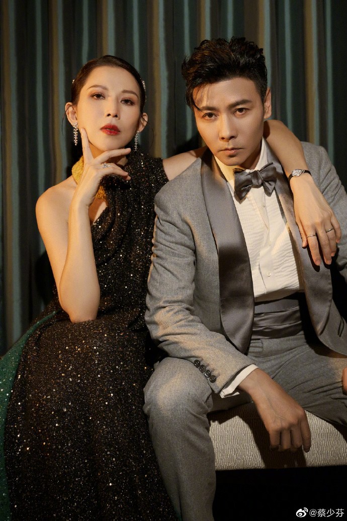 蔡少芬张晋狂撒狗粮大秀恩爱写真