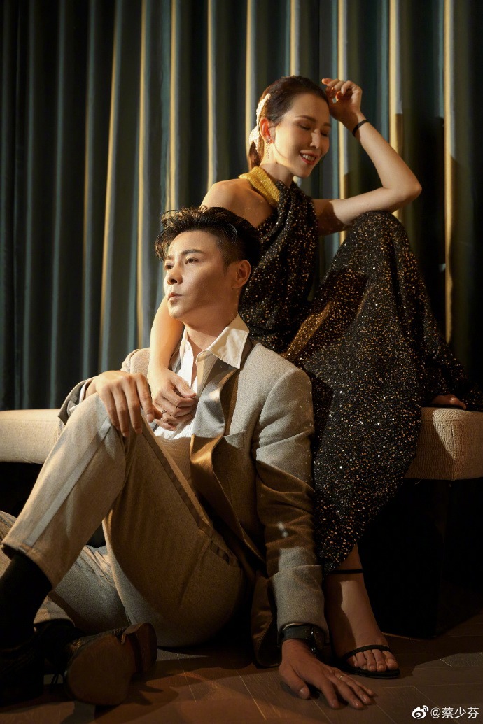 蔡少芬张晋狂撒狗粮大秀恩爱写真