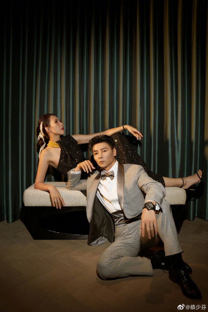 蔡少芬张晋狂撒狗粮大秀恩爱写真