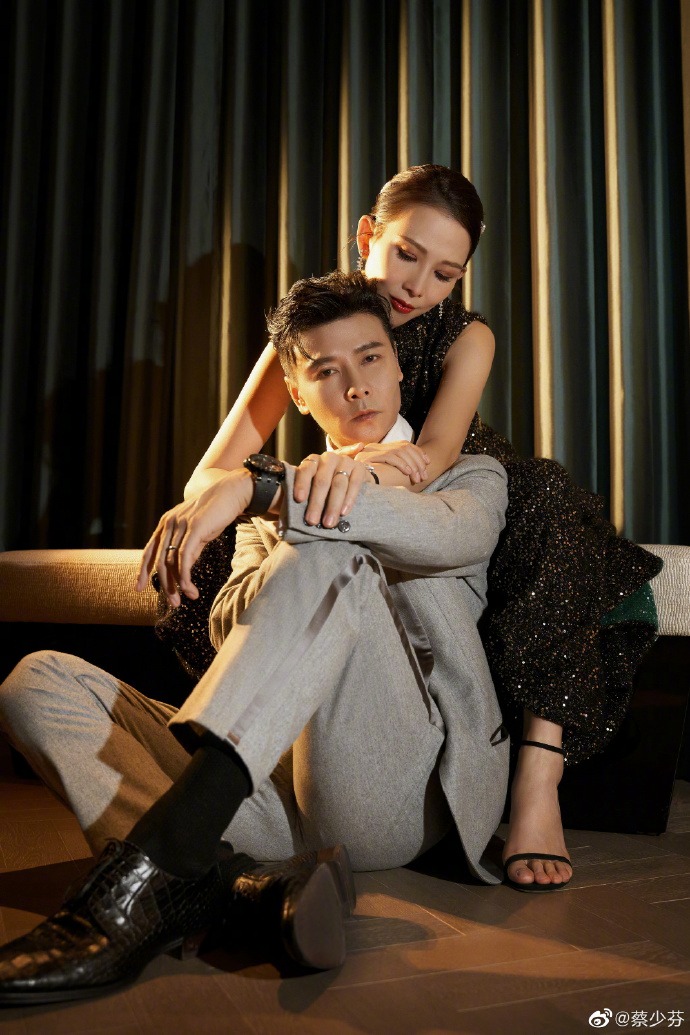 蔡少芬张晋狂撒狗粮大秀恩爱写真