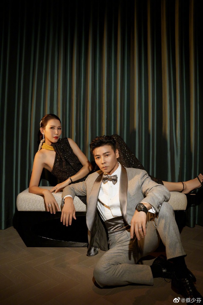 蔡少芬张晋狂撒狗粮大秀恩爱写真