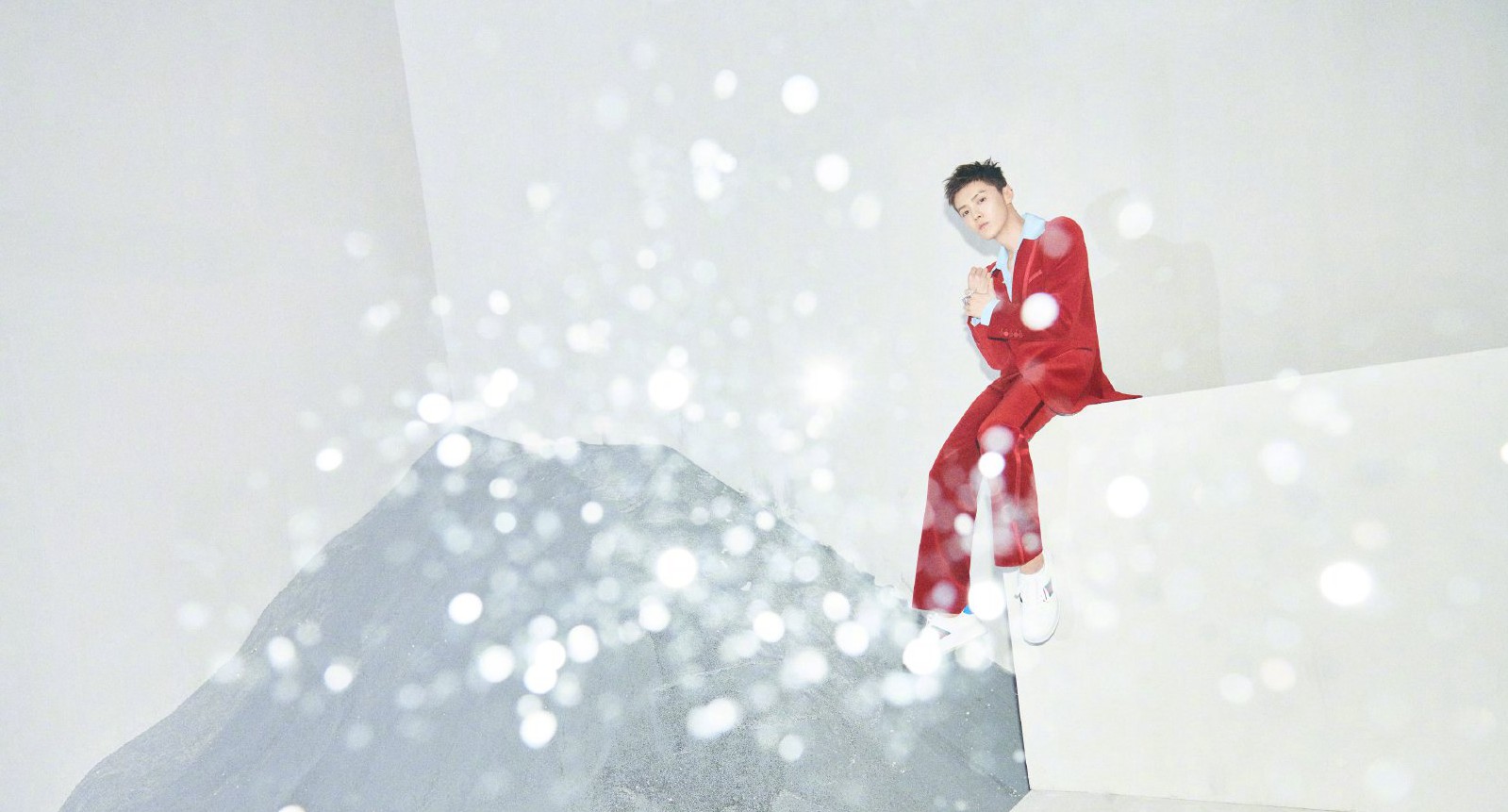 鹿晗银色沙丘芭莎大片利落短发帅气十足