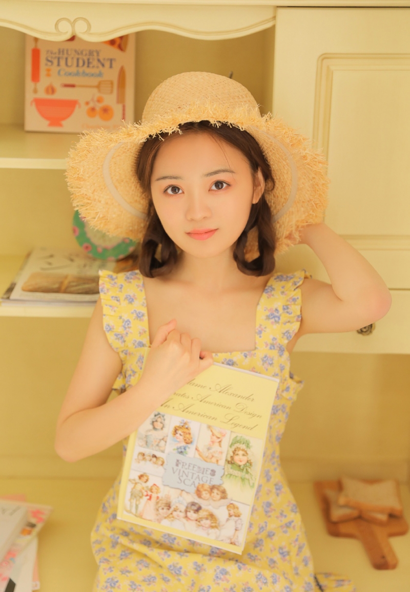 麻花辫美眉吊带碎花裙室内写真