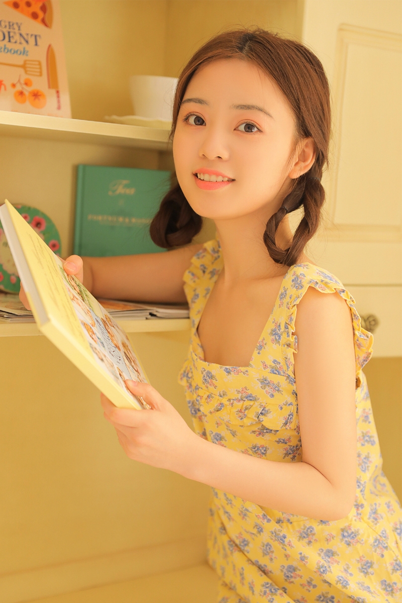 麻花辫美眉吊带碎花裙室内写真