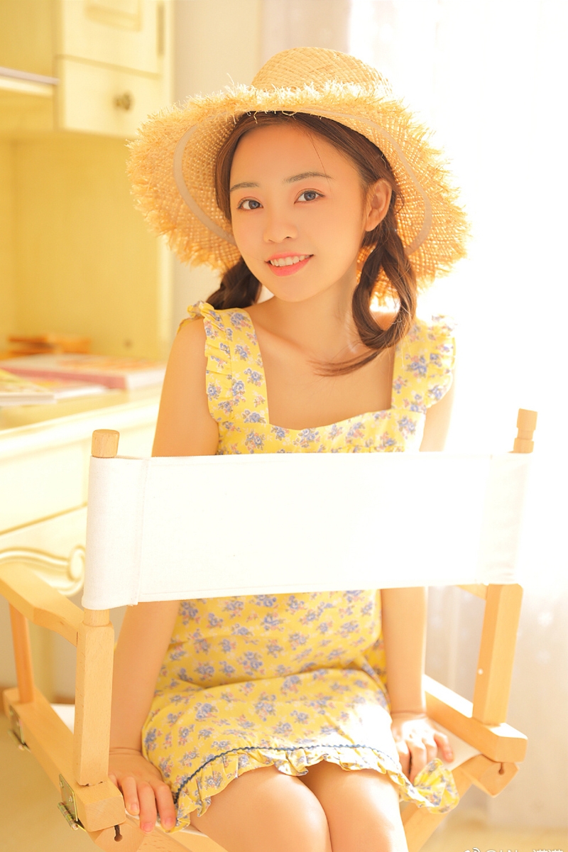 麻花辫美眉吊带碎花裙室内写真